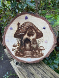 Baumscheibe aus Birke mit gelasertem Pilzhaus, umrahmt von Amethyst, Rosenquarz und weißem Quarz