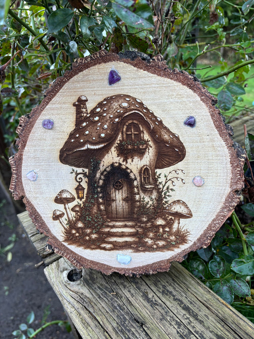 Baumscheibe aus Birke mit gelasertem Pilzhaus, umrahmt von Amethyst, Rosenquarz und weißem Quarz