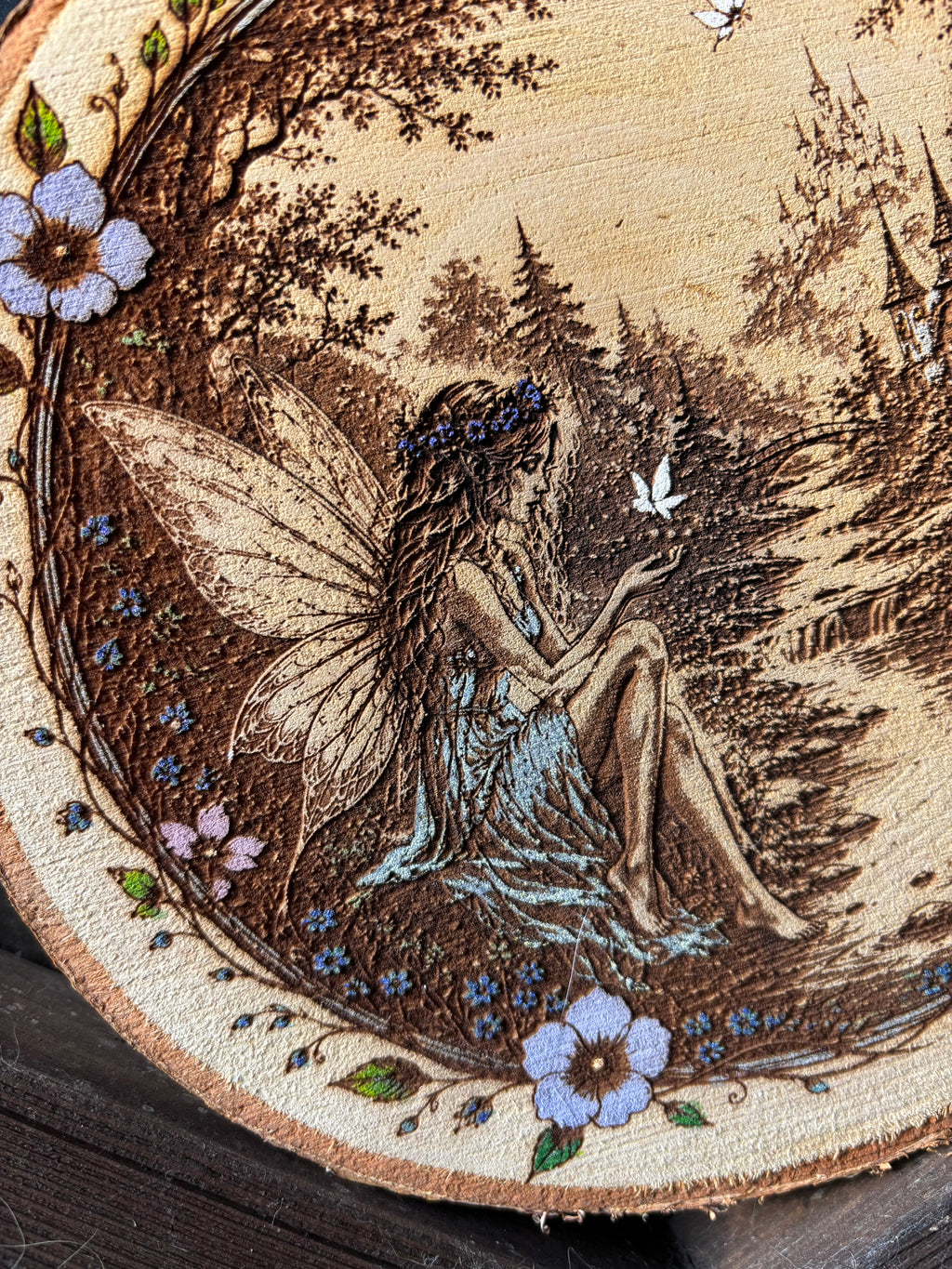 Baumscheibe Fee am Fluss von Whispering Woods Studio, Birkenholz