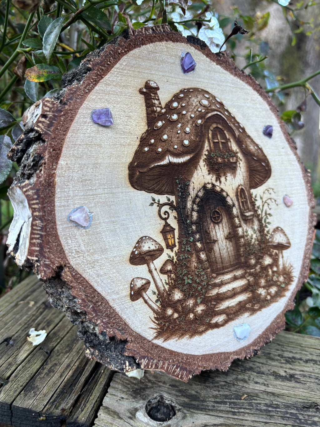 Baumscheibe Pilzhaus mit naturbelassenen Edelsteinen von Whispering Woods Studio
