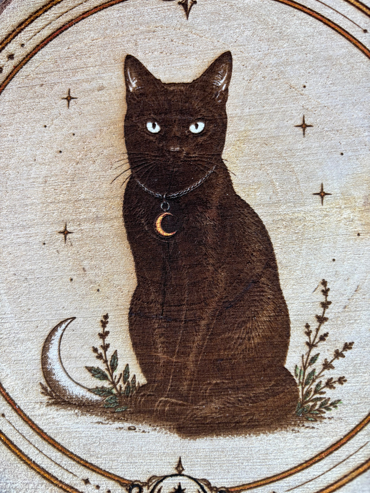 Schwarze Katze auf Birkenholz, teils handbemalt mit Glitzer – Einzelstück mit Rinde
