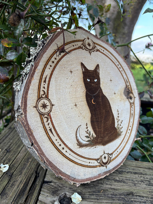 Baumscheibe Schwarze Katze mit goldenem Halbmond am Halsband von Whispering Woods Studio